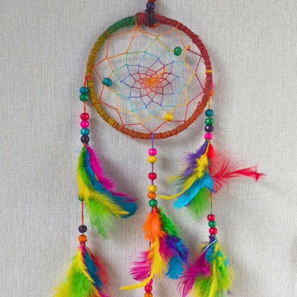 Attrape-rêve en chanvre et plumes tissé artisanalement au Népal
