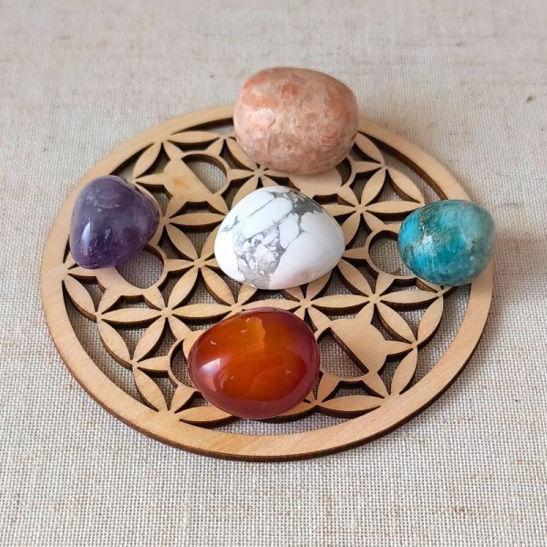 Un support artisanal durable pour purifier et recharger vos pierres.