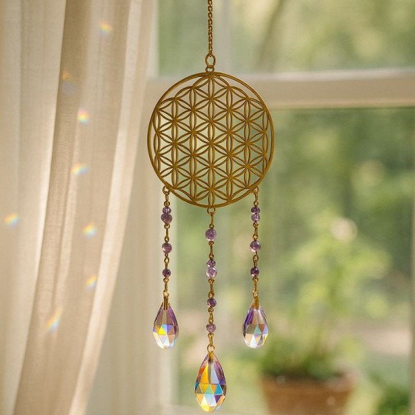 Suspendu près d’une fenêtre, il devient un prisme lumineux qui anime l’espace avec douceur.