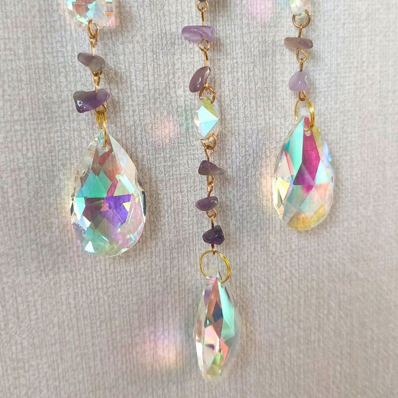 Cet attrape-soleil artisanal capte le moindre rayon pour le transformer en éclats colorés.