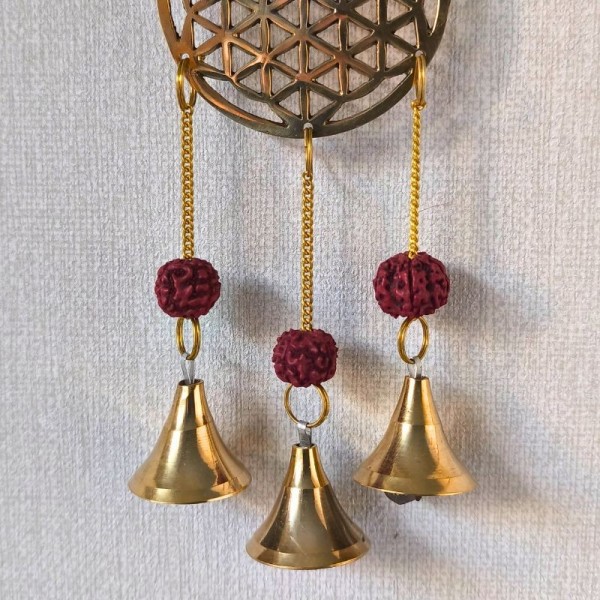 Les cloches en métal, élément classique de l’artisanat indien, symbolisent la douceur du son et la présence du vent