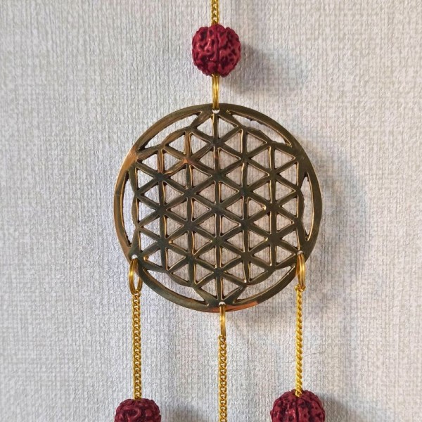 La Fleur de Vie, motif ancestral présent dans de nombreuses traditions, évoque l’harmonie et l’équilibre du vivant