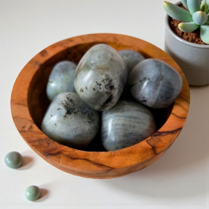 Labradorite roulée, pierre protectrice et apaisante.