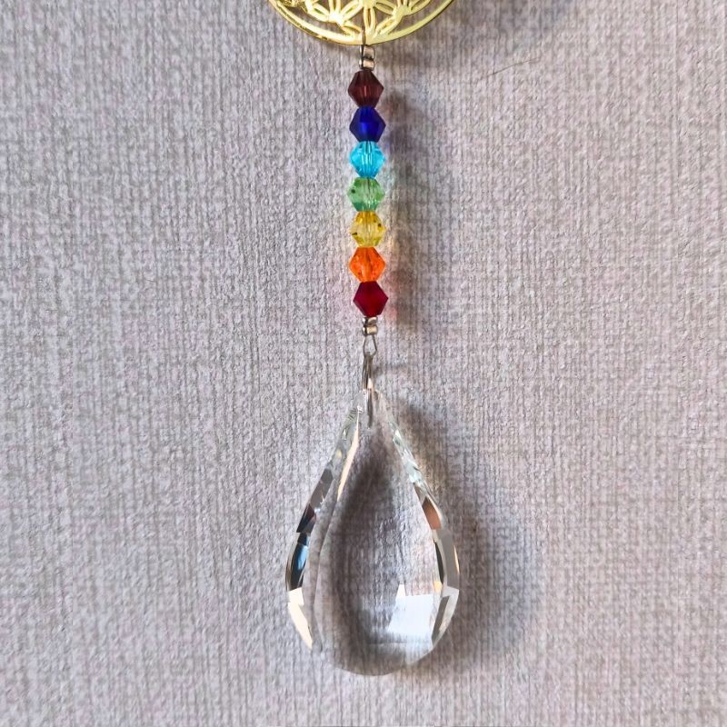 Un éclat de cristal qui danse avec le jour.
Simple, lumineux, inspirant.