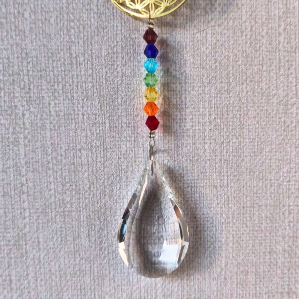 Un éclat de cristal qui danse avec le jour.
Simple, lumineux, inspirant.