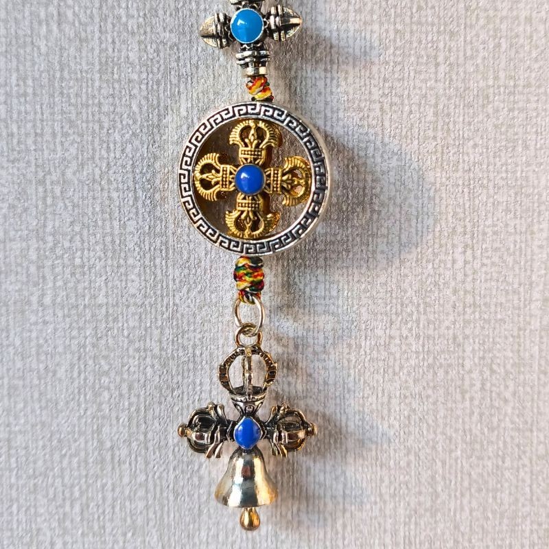 Un tressage coloré, un motif traditionnel et une petite cloche harmonieuse.