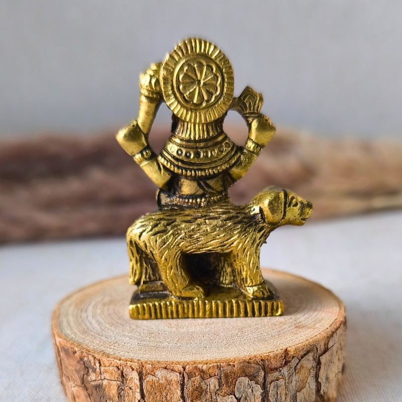 Une petite sculpture en laiton, riche de symboles et d’histoire.