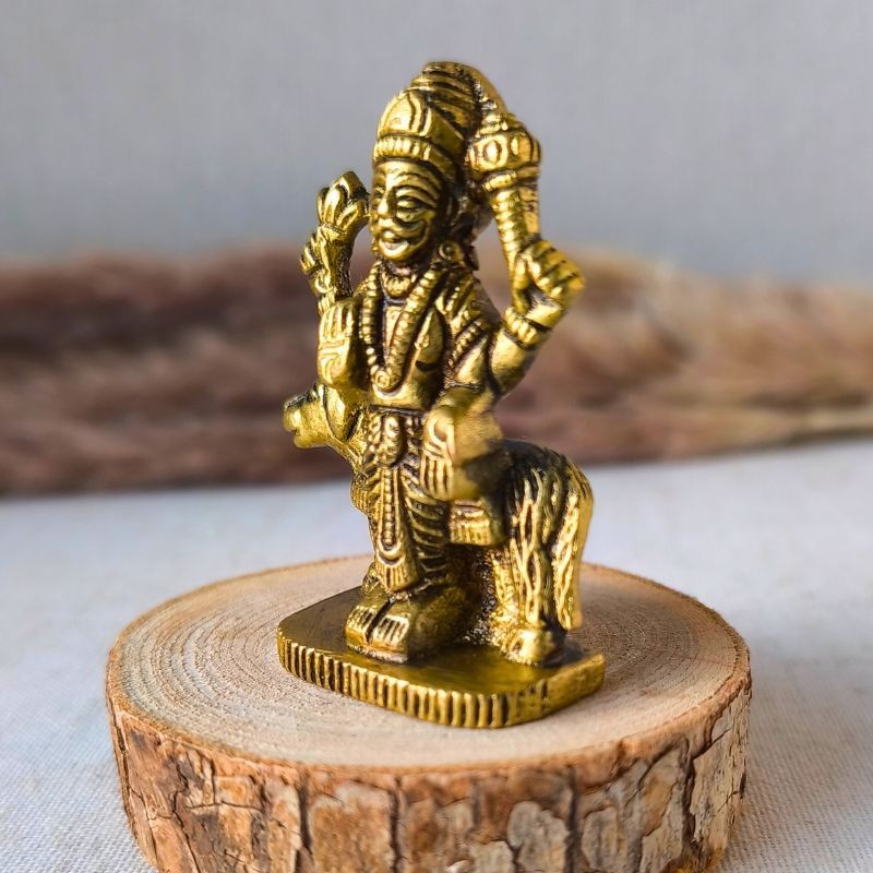 Une pièce artisanale dense et chaleureuse, pleine de caractère.