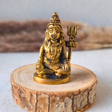 Une statuette en laiton qui respire la sérénité et l’équilibre.