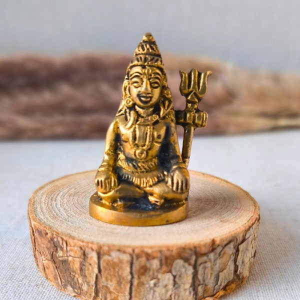 Une statuette en laiton qui respire la sérénité et l’équilibre.