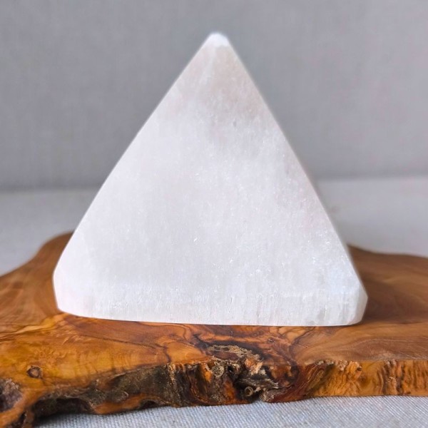 Pyramide en sélénite naturelle du Maroc, au blanc doux et lumineux