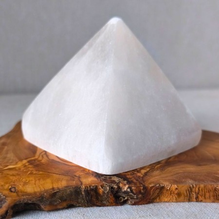 Pyramide en sélénite naturelle du Maroc, au blanc doux et lumineux 2