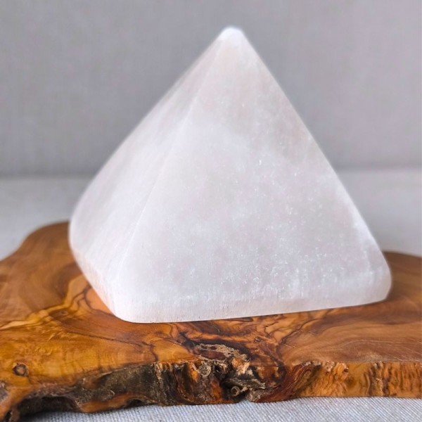 Pyramide en Sélénite – Purification et Lumière (8 cm)