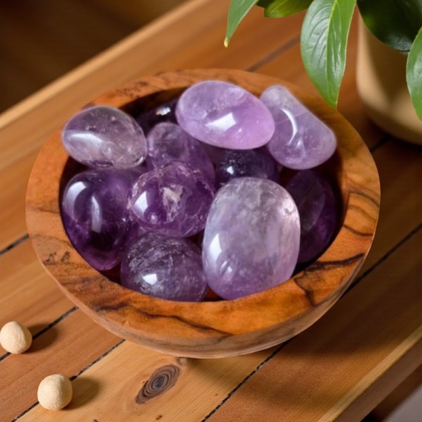 Améthyste – Pierre d’apaisement, elle favorise le calme intérieur, la détente et un mental plus clair.