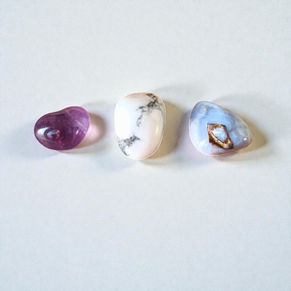 Un trio de pierres roulées pour apaiser le mental, calmer les émotions