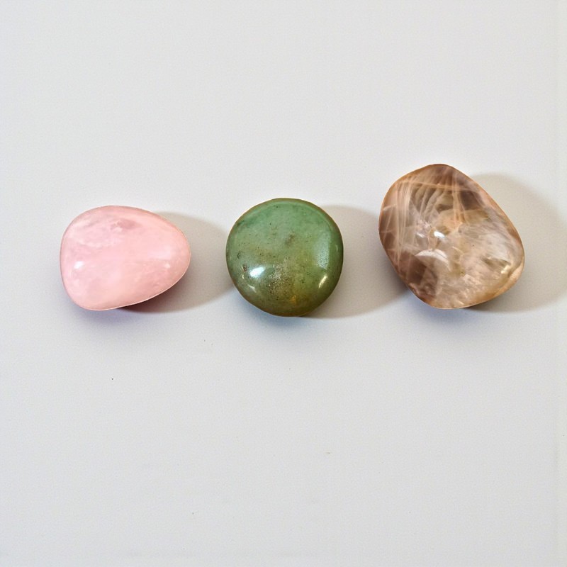 Un trio de pierres roulées pour envelopper le cœur de douceur, apaiser les émotions