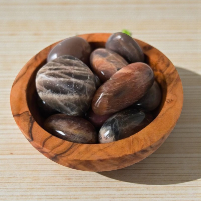 Pierre de Lune brune – Pierre d’intuition douce et ancrée, elle favorise l’écoute intérieure