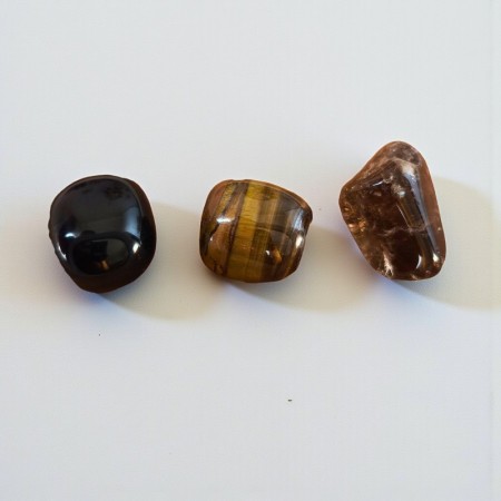 Obsidienne noire, Œil de Tigre et Quartz fumé pour avancer avec assurance et sérénité.