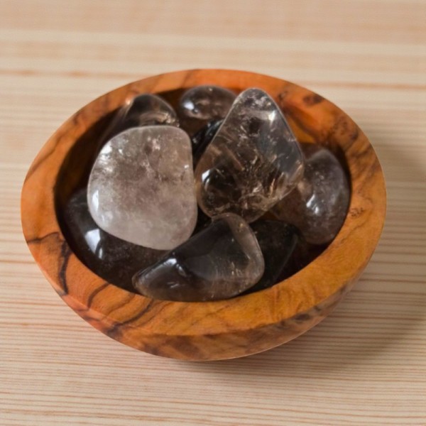 Quartz fumé – Pierre d’ancrage et d’apaisement, elle aide à dissiper les peurs et à retrouver stabilité émotionnelle.