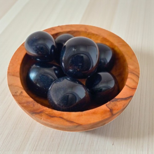 Obsidienne noire – Pierre de protection, elle aide à absorber les tensions et favorise un sentiment de sécurité intérieure.