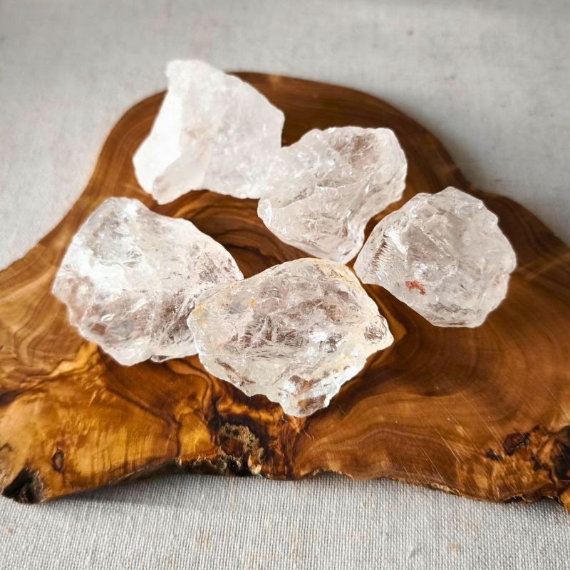 Cristal de roche brut, pierre symbole de clarté et de renouveau, choisie pour sa transparence naturelle.