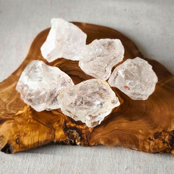 Cristal de roche brut, pierre symbole de clarté et de renouveau, choisie pour sa transparence naturelle.