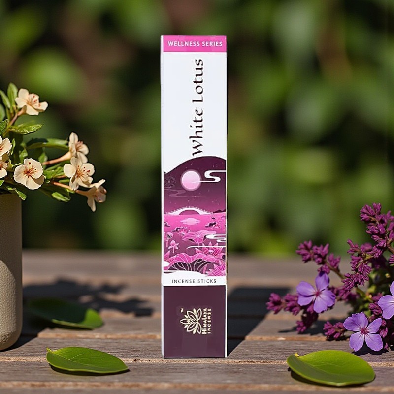 Encens au lotus blanc : aux notes florales délicates, cet encens invite à créer une ambiance calme et propice au recentrage.