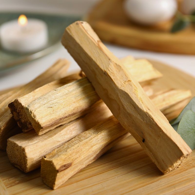 Bâton de Palo Santo, bois sacré d’origine éthique, issu du Pérou, utilisé pour purifier l’espace