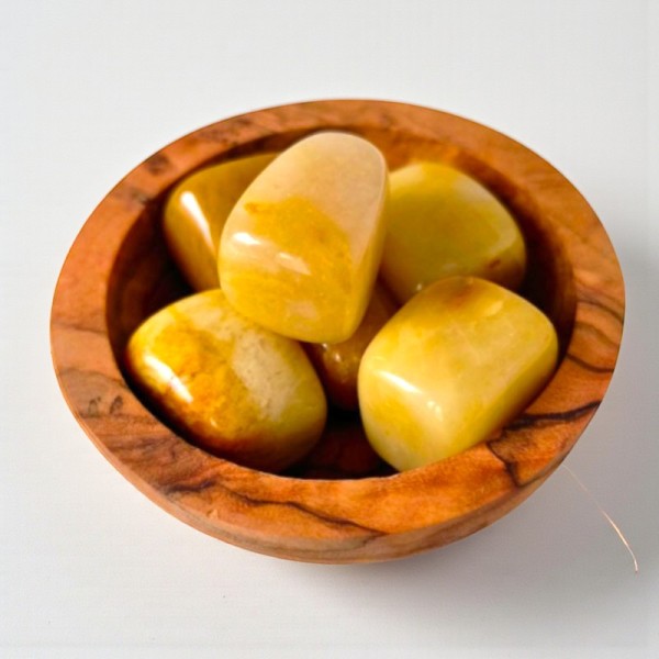 Pierre roulée en aventurine jaune naturelle, de forme cubique