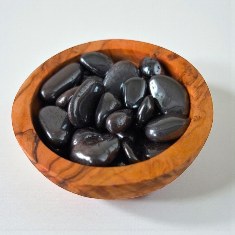 Pierre roulée en hématite naturelle, aux reflets gris foncé métallisés