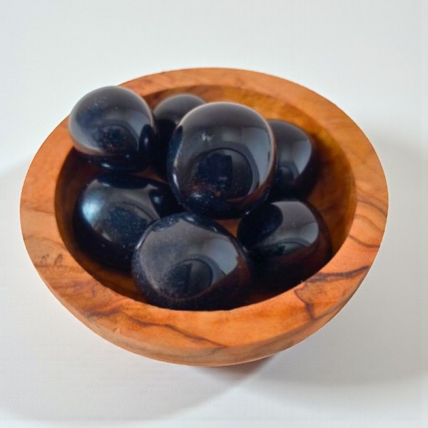 Pierre roulée en obsidienne noire naturelle, à l’aspect profond et lisse