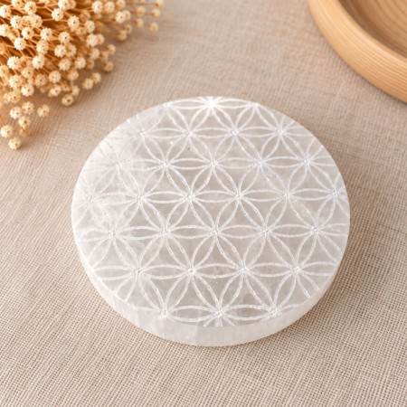 Plaque ronde en sélénite naturelle 10 cm gravée Fleur de Vie