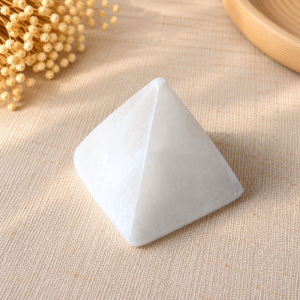 Pyramide en Sélénite naturelle 8 cm – vue de côté