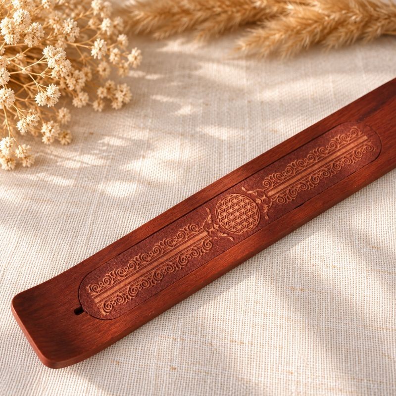Porte-encens en bois d’acacia – détail de la gravure Fleur de Vie