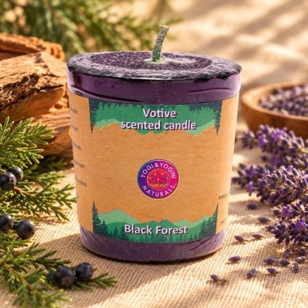Bougie artisanale Black Forest Yogi & Yogini, au parfum boisé de cèdre, genévrier et lavande.