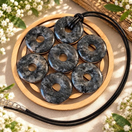 Pendentifs Donut en Larvikite naturelle présentés sur une plaque en bois