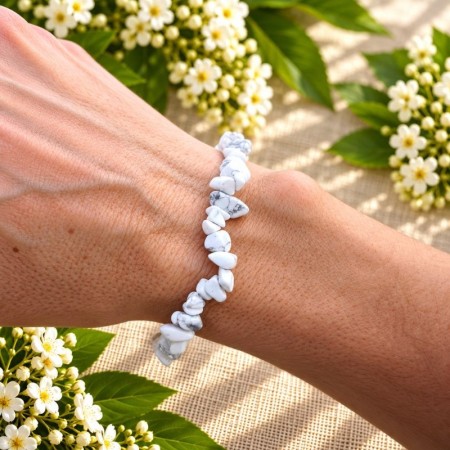 Bracelet baroque en howlite blanche sur un support en bois 2