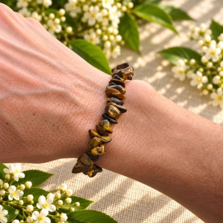 Bracelet baroque en Œil de tigre présenté sur une plaque en bois 2