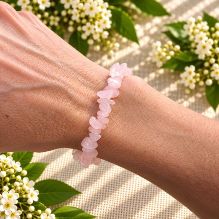 Bracelet baroque en Quartz rose naturel présenté dans une coupelle 2