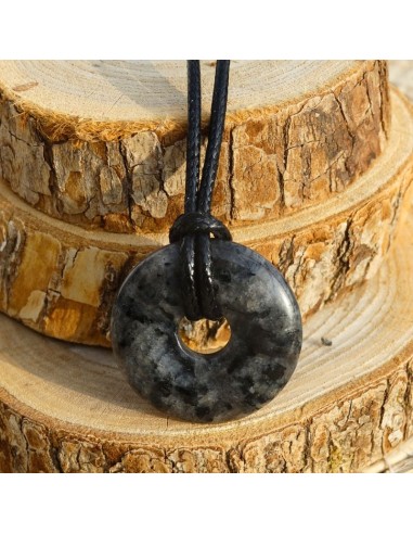 Un pendentif en Larvikite, pierre de lucidité intuitive et de protection subtile.