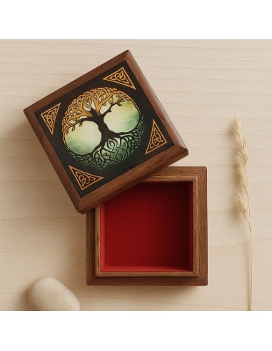 Une jolie boîte en bois de rose gravée de l’Arbre de Vie.