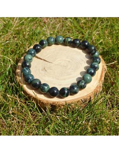 Un bracelet en pierre naturelle de Jaspe Kambaba, aux motifs hypnotique verts et noirs.