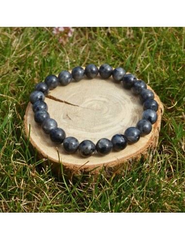 Un bracelet en Larvikite naturelle, pierre de protection subtile et d’intuition ancrée.