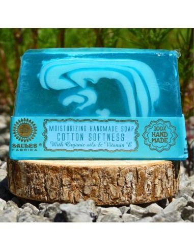 Un savon artisanal au parfum doux et réconfortant, aux huiles d’olive et d’amande.