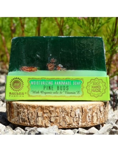 Un savon artisanal enrichi en bourgeons et huile essentielle de pin.