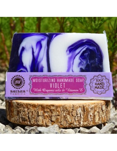 Un savon artisanal au parfum délicat de violette.