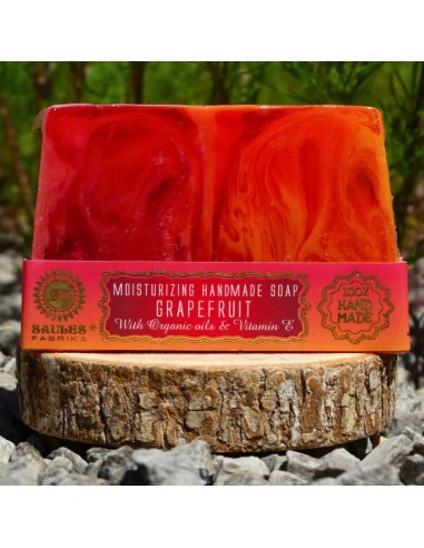 Un savon artisanal vibrant et rafraîchissant, à l’arôme doux-amer du pamplemousse rose.