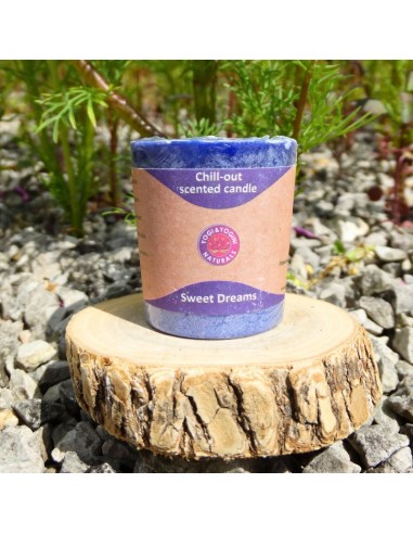 Une bougie artisanale à la lavande, au néroli et à l’orange douce.