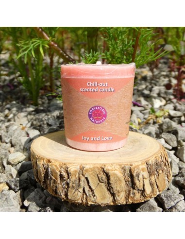 Une bougie artisanale au parfum de rose marocaine et de camomille.