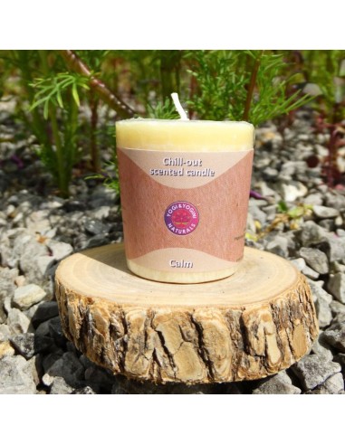 Une bougie artisanale au parfum de sauge et de citronnelle.